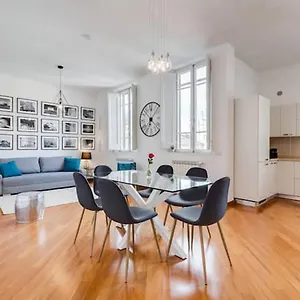 https://modern-stylish-flat-near-piazza-della-repubblica-rome.it-romehotels.com